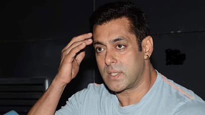 প্লাস্টিক সার্জারি থেকে হেয়ার ট্রান্সপ্লান্ট, নায়িকাদের থেকে এগিয়ে বলিউড হিরোরা