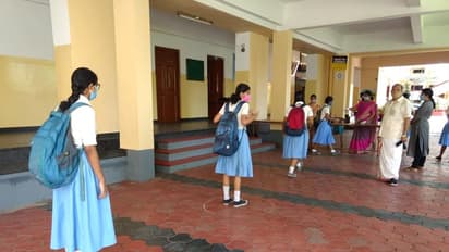 கொரோனா பீதியிலும் அடங்காத தனியார் பள்ளிகள்..!! கிரேடு முறையில் மதிப்பெண் வழங்க ஆசிரியர்கள் கோரிக்கை..!!