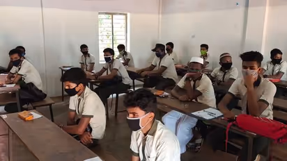 హాస్టల్ విద్యార్థులకు తెలంగాణ సర్కార్ గుడ్న్యూస్: స్వంత గ్రామాల్లో పరీక్షలు రాయొచ్చు