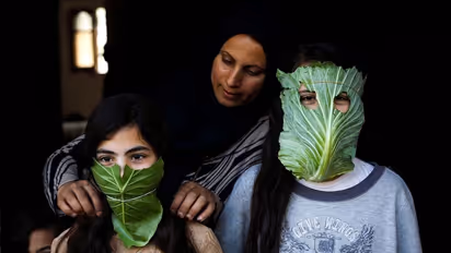 എന്തും മാസ്‍കാവുന്ന കാലം; കാണാം, വ്യത്യസ്‍തമായ ചില മാസ്‍കുകള്‍