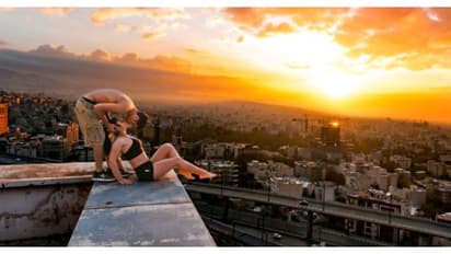 'ভয়ঙ্কর সুন্দর মুহূর্ত',মৃত্যুকে উপেক্ষা করেই সঙ্গমে মত্ত যুগল,কিন্তু কেন এই কেরামতি