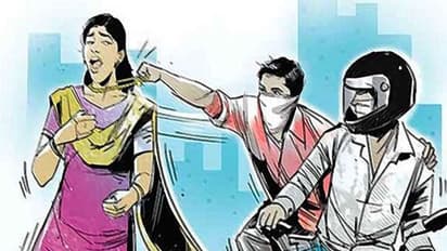 పోలీసుల నుంచి తప్పించుకునేందుకు బంగారు గొలుసు మింగిన చైన్ స్నాచర్లు .. తర్వాత ఏం జరిగిందంటే!