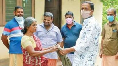 റോഡില് നിന്നും കളഞ്ഞുകിട്ടിയ ബാഗും പണവും ഉടമസ്ഥനെ ഏൽപ്പിച്ച് വയോധിക മാതൃകയായി