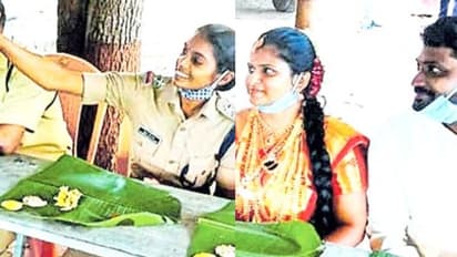 കൊവിഡ് പോരാളികൾക്കൊപ്പം; പൊലീസ് സ്റ്റേഷനിൽ വിവാഹ സദ്യയൊരുക്കി നവദമ്പതികള്‍
