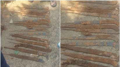 പൊന്നാനിയിൽ അഴുക്കുചാൽ വൃത്തിയാക്കുന്നതിനിടെ ആയുധ ശേഖരം കണ്ടെടുത്തു