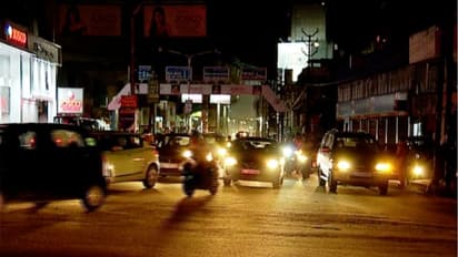 ലോക്ക്ഡൗണ് ലംഘനം: കൊച്ചി നഗരത്തില് പൊലീസിന്റെ മിന്നല് 'ഓപ്പറേഷന്';കുടുങ്ങിയത് നിരവധിപ്പേര്