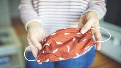 విశ్లేషణ: ఒమిక్రాన్ భయాలు.. క్లాత్ మాస్క్‌లు ప్రమాదకరమా, నిపుణుల మాటేంటీ..?