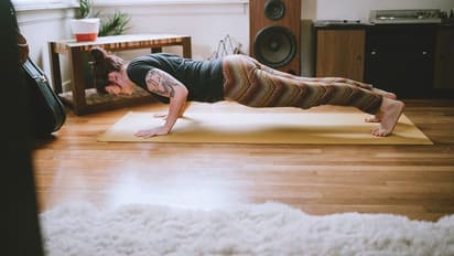 కూతురిని మీద ఎక్కించుకొని తండ్రి కసరత్తులు.. క్యూట్ వీడియో..!