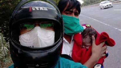 बीमार नवजात को नहीं मिली एंबुलेंस, बाइक पर ही तोड़ दिया दम, पिता का वायरल वीडियो देख एक्शन में आए अफसर