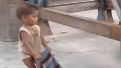 Toddler's failed attempt to wake up dead mom leaves netizens in tears