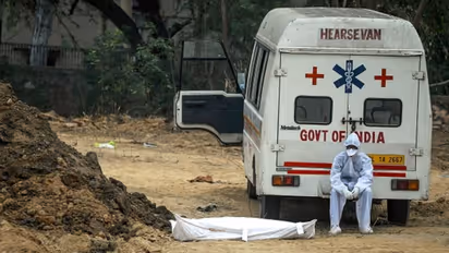 বডিব্যাগ খোলার 'চার্জ' ৫১০০০ টাকা, করোনায় মৃত বাবাকে শেষ দেখা হল না ছেলের