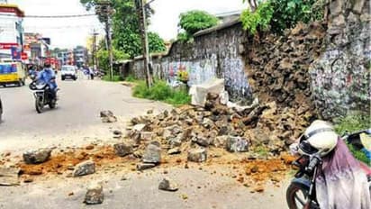 എംസി റോഡിലേക്ക് മതില് തകര്ന്നുവീണു; നഗരസഭാ ജീവനക്കാരന് പരിക്ക്