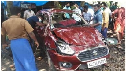 കല്ലെറിയുന്നതായി ആംഗ്യം; കാര് വെട്ടിക്കുന്നതിനിടെ ഇടിച്ച് മറിഞ്ഞ് നാല് പേര്ക്ക് പരിക്ക്