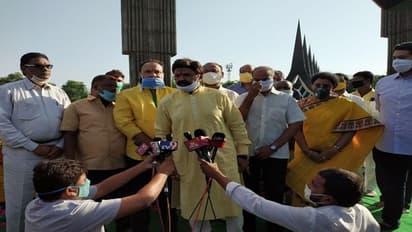 కేసీఆర్ తో చిరంజీవి పెద్దల చర్చలు: బాలకృష్ణ సంచలన వ్యాఖ్యలు