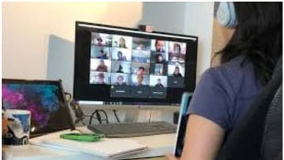 കുളിമുറിയിൽ നിന്ന് നൂൽബന്ധമില്ലാതെ പുറത്തിറങ്ങിയ യുവതി പെട്ടത് മകളുടെ സ്കൂളിന്റെ ഓൺലൈൻ ക്ലാസ് വീഡിയോയിൽ