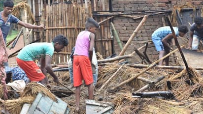 ঝড়ের রাতে বাজ পড়ে পুড়ে গেল বাড়ি, তবু বেঁচে গেলেন পরিবারের সকলে
