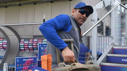 ফের প্রমাণিত কেন তিনি 'মহান নেতা', সকলের বাড়ি ফেরার ব্যবস্থা করে সবশেষে রাঁচি রওনা ধোনির