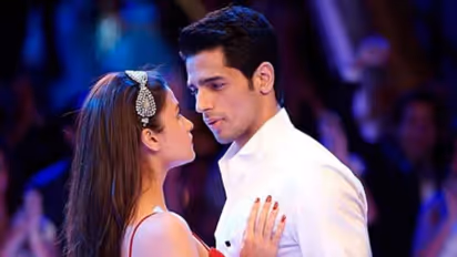 বিকিনিতে ঘনিষ্ট আলিয়া, সিদ্ধার্থের সঙ্গে সম্পর্কের জল্পনা তুঙ্গে, মোহ ভাঙতেই বেফাঁস মন্তব্য অভিনেতার