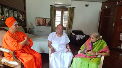 ಮಾಜಿ ಪ್ರಧಾನಿ ಹೆಚ್. ಡಿ. ದೇವೇಗೌಡರ ಆರೋಗ್ಯ ವಿಚಾರಿಸಿದ ಸಿದ್ದಗಂಗಾ ಶ್ರೀಗಳು