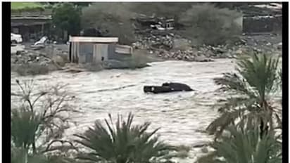 യുഎഇയില്‍ കാറുകള്‍ ഒഴുക്കില്‍പെട്ട് രണ്ട് കുട്ടികള്‍ ഉള്‍പ്പെടെ നാല് പേര്‍ മരിച്ചു - വീഡിയോ