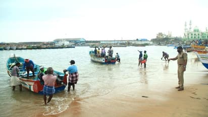 വിലക്ക് ലംഘിച്ച് മത്സ്യബന്ധനത്തിന് ഇറങ്ങി; തൊഴിലാളികളെ വിരട്ടിയോടിച്ച് തീരദേശ പൊലീസ്