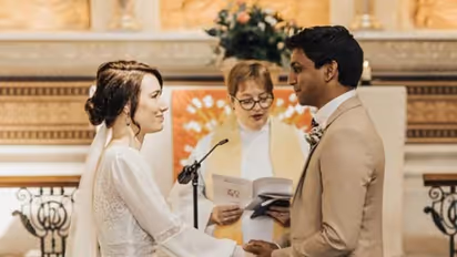 ആശുപത്രിയില് വച്ച് വിവാഹിതരായി ഡോക്ടറും നഴ്സും, ഏറ്റെടുത്ത് സോഷ്യല് മീഡിയ