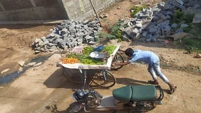 ಲಾಕ್ಡೌನ್ ಎಫೆಕ್ಟ್: ಹೆತ್ತವರ ಕಷ್ಟ ನೋಡಲಾರದೆ ಸುಡು ಬಿಸಿಲಿನಲ್ಲೇ ವ್ಯಾಪಾರಕ್ಕೆ ನಿಂತ ಮಕ್ಕಳು..!