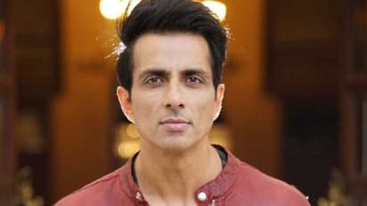 জলপাইগুড়িতে বন্যায় ভেসেছে ছাদ, কোলে ছোট সন্তানকে নিয়ে দিশেহারা মহিলার পাশে সোনু