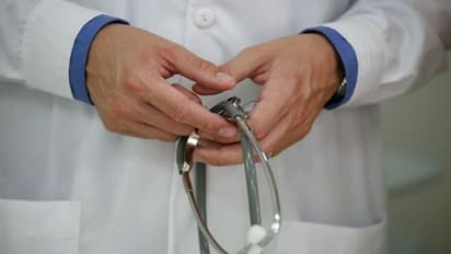 ৩ মাস ধরে পাচ্ছেন না বেতন, বেড়ে চলা করোনা সংক্রমণের মাঝেই রাজধানীতে গণইস্তফার পথে চিকিৎসকরা