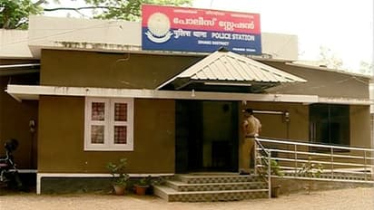 സ്റ്റേഷനിൽ കയറി പൊലീസുകാർക്കെതിരെ വധഭീഷണി; സിപിഎം നേതാക്കള് ഒളിവില്; അറസ്റ്റ് വൈകിപ്പിക്കുന്നതായി ആരോപണം