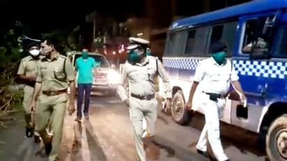 'নেশাগ্রস্ত' অবস্থায় রেড রোডে ঘুরছেন অর্ধনগ্ন তরুণী,  চরম অস্বস্তির মুখে কলকাতা পুলিশ