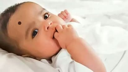 बच्चों को बुरी नजर से बचाने के लिए लगाते हैं काला टीका, जानिए इस बारे में क्या कहता है विज्ञान?