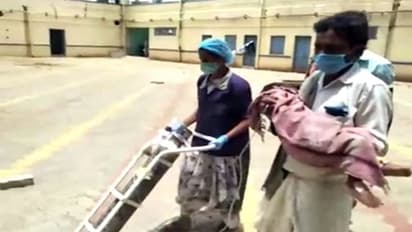 ಹುಬ್ಬಳ್ಳಿ: ಆಕ್ಸಿಜನ್ ಅಳವಡಿಸಿದ ಮಗು ಹೊತ್ತು ನಡೆದ ತಂದೆ, ಮನಕಲಕುವ ದೃಶ್ಯ ವೈರಲ್