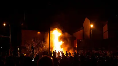 Photos: US city Minneapolis burns after black man’s death in police custody; white cop charged with murder