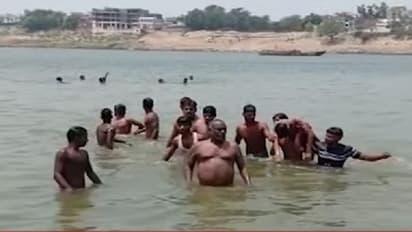 టిక్ టాక్ కోసం గంగానదిలో దూకి 5గురు యువకుల మృతి