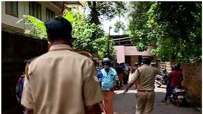 കണ്ണൂരിൽ നീണ്ട 'ബാർ ക്യൂ', സാമൂഹിക അകലം നോക്കുകുത്തി, പഴയ ടോക്കണിലും മദ്യം കിട്ടും