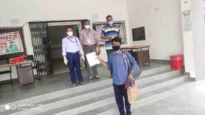 বাড়ি ফেরার পথে বিহারের পরিযায়ী শ্রমিকদের দেওয়া হচ্ছে কন্ডোম, করোনা আটকাতে না অন্য কারণ