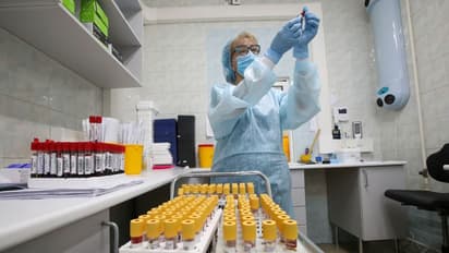 করোনার ওষুধের খোঁজে দেশের ৩০টি দল, অপেক্ষা সঞ্জীবনী সুধার হাতে আসার