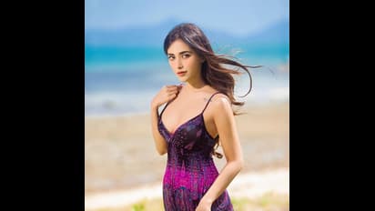 என்னமா இதெல்லாம் ஒரு போஸமா நெட்டிசன்களிடையே கலாய் வாங்கும் ஏஞ்சலா!