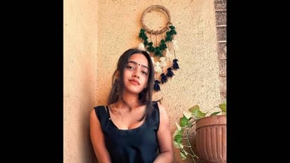 ஒல்லி இடுப்பை காட்டி அனைவரையும் ஈர்க்கும் பிரியங்கா புட்டி...!