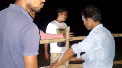 পাশের গ্রামে পরিযায়ী শ্রমিক করোনাতে আক্রান্ত, বাঁশের ব্যারিকেড দিল প্রতিবেশী গ্রাম