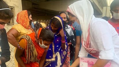 ವಲಸೆ ಕಾರ್ಮಿಕರಿಗೆ ಚಪ್ಪಲಿ ವಿತರಿಸಿದ ಬಾಲಿವುಡ್ ಬೆಡಗಿ