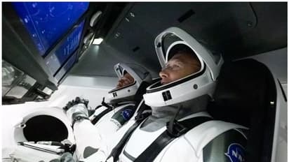 മനുഷ്യരെ വഹിച്ചുള്ള സ്പേസ് എക്സിന്റെ ചരിത്രദൗത്യത്തിന് ഇനി നിമിഷങ്ങൾ, കൗണ്ട്ഡൗൺ