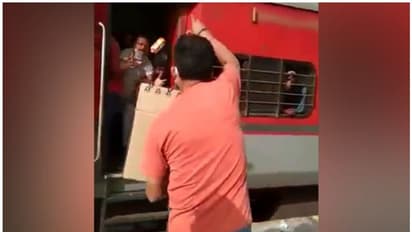 അതിഥി തൊഴിലാളികൾക്ക് ബിസ്കറ്റ് എറിഞ്ഞു കൊടുത്തു; പ്രതിഷേധം ഉയര്‍ന്നതോടെ ഉദ്യോ​ഗസ്ഥന് സസ്പെൻഷൻ