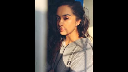 என்னாது நிர்வாண யோகாவா?.... ஊரடங்கில் எல்லை மீறி ஆட்டம் போடும் இளம்   நடிகை...!