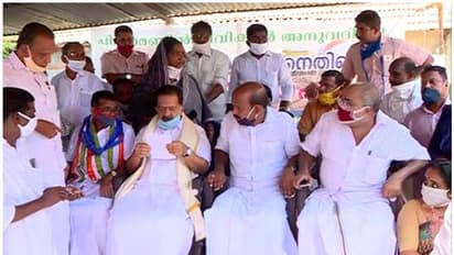 ലോക്ക് ഡൗണ്‍ ലംഘനം; ചെന്നിത്തല അടക്കമുള്ള നേതാക്കള്‍ക്ക് എതിരെ കേസ്