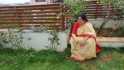 కేటీఆర్ పిలుపుతో పరిసరాలను శుభ్రం చేసిన సత్యవతి రాథోడ్