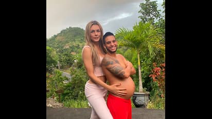 ഭർത്താവിന്റെ നിറവയറിൽ ചുംബിച്ച്  ഭാര്യ, ട്രാൻസ്ജെൻഡർ ദമ്പതികൾക്ക് പിറക്കാൻ പോകുന്നത് ആൺ കുഞ്ഞ്