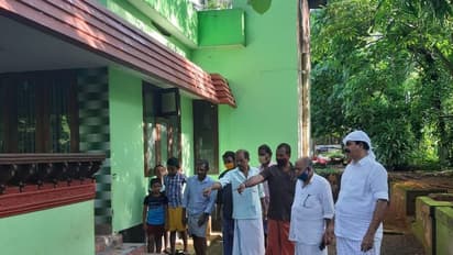 താമരശേരിയില് ഇടിമിന്നലേറ്റ് വീട് തകര്ന്നു, ഉണക്കാനിട്ട വസ്ത്രങ്ങള് വരെ കത്തിച്ചാമ്പലായി