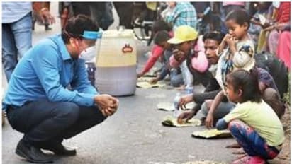 ദില്ലി എയിംസിലെ ഡ്യൂട്ടി കഴിഞ്ഞാല് ഈ ഡോക്ടര് ഭക്ഷണവുമായി തെരുവിലേക്കെത്തും; ലോക്ക്ഡൌണ് മാതൃക
